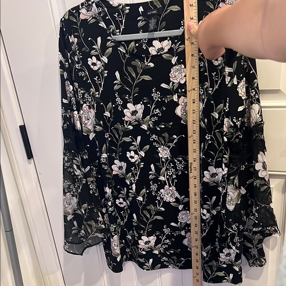 Alfani Large Graphic Floral flowy Flutter Sleeve BOHO Blouse in Black - Picture 7 of 8
